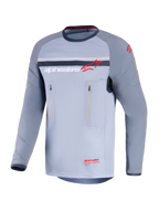 Alpinestars Maxdura Dual Jersey, maglia da moto adventure, grigio medio e grigio scuro, vista frontale con tasche sul petto con zip verticali, maniche resistenti all'abrasione con imbottitura integrata, logo Alpinestars in rosso e bianco, abbigliamento tecnico per guida fuoristrada