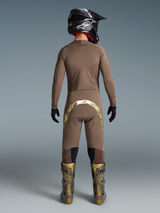 Completo Alpinestars Supertech Air Gold, maglia in rete traforata e pantaloni motocross oro, vista posteriore.