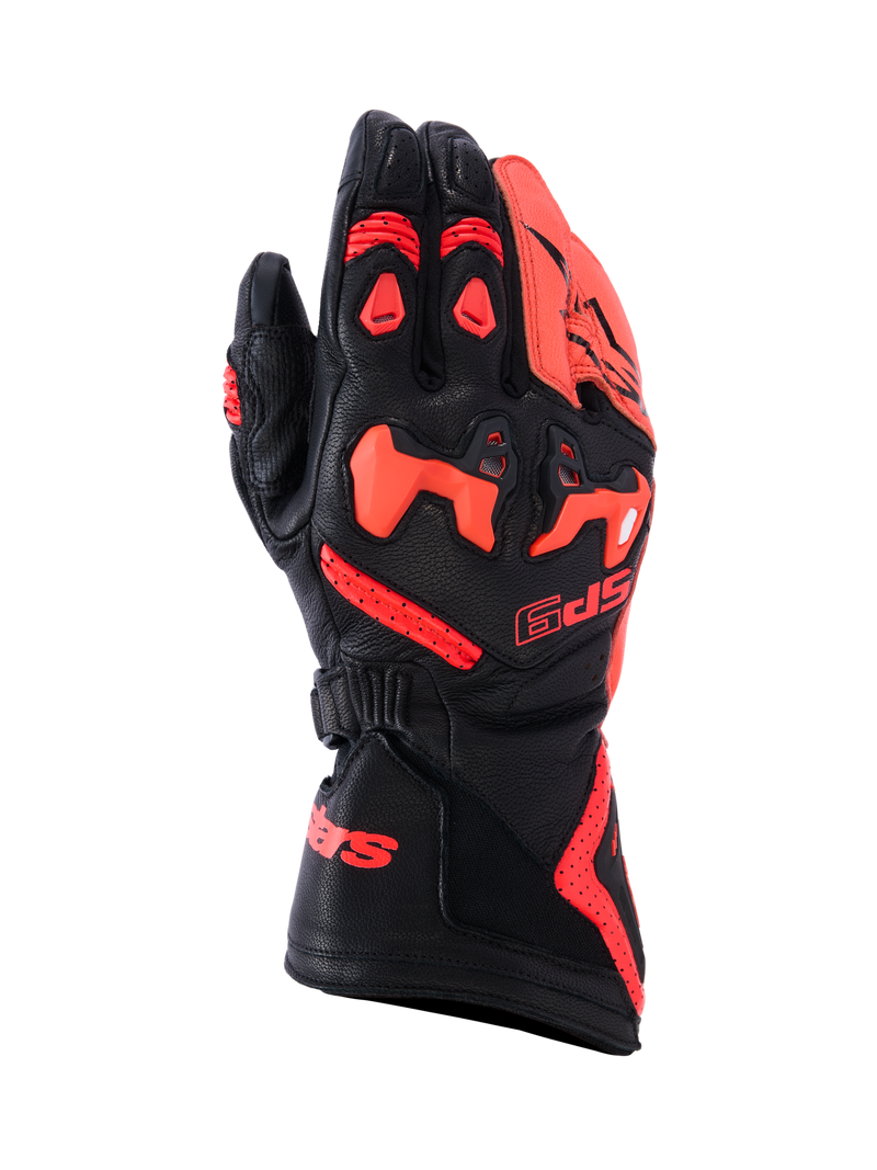 Guanti Alpinestars SP-9, guanti da moto racing e sportivi, nero e rosso fluo, costruzione in pelle di capra pieno fiore con protezione nocche SP-R in TPU diviso, dorso traforato per il flusso d'aria, polsino lungo con logo rosso, equipaggiamento protettivo ad alte prestazioni per guida sportiva.