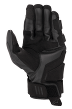 Alpinestars Phenom Leather Gloves, guanti da moto, nero, vista del palmo e laterale che mostra la costruzione in pregiata pelle di capra, zone rinforzate sul lato della mano e di atterraggio, polsino corto con chiusura a strappo, punte delle dita compatibili con touchscreen, abbigliamento sportivo per moto