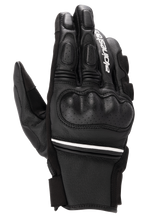 Guanti in pelle Alpinestars Phenom, nero e bianco, guanti da moto a polsino corto con protezione rigida sulle nocche, dettagli in pelle traforata, marchio Alpinestars bianco sull'indice e striscia bianca sul polso