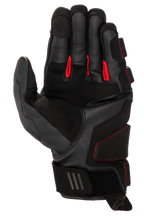 Guanti in pelle Alpinestars Phenom, guanti da moto, nero e rosso vivace, vista del palmo che mostra la pregiata pelle di capra, tessuto rosso tra le dita, zone d'impatto rinforzate e chiusura del polso regolabile in velcro