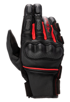 Guanti in pelle Alpinestars Phenom, guanti da moto racing, nero e rosso brillante, protezione nocche rigida traforata, struttura in pregiata pelle di capra, inserti a soffietto rossi e logo Alpinestars sul lato.