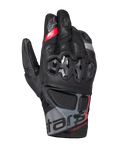 Alpinestars Belize V3 Drystar® Gloves, guanti da moto adventure a polsino corto, nero con dettagli rossi e grigi, protezione rigida delle nocche con motivo esagonale, pannelli in pelle traforata e marchio "ADVENTURE" sul polso