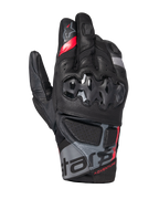 Alpinestars Belize V3 Drystar® Gloves, guanti da moto adventure a polsino corto, nero con dettagli rossi e grigi, protezione rigida delle nocche con motivo esagonale, pannelli in pelle traforata e marchio "ADVENTURE" sul polso