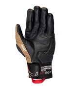 Guanti Alpinestars Belize V3 Drystar®, vista del palmo di un guanto da moto a polsino corto in nero e marrone Gobi, struttura in pelle con palmo rinforzato, dettagli traforati e linguetta rossa.