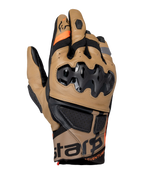 Guanti Alpinestars Belize V3 Drystar, guanti da moto adventure, marrone Gobi e nero, con protezione nocche SP iniettata, design a polsino corto, pannelli in pelle traforata, dettagli arancioni e marchio Alpinestars sul polsino