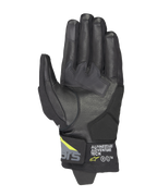 Guanti Alpinestars Corozal V3 Drystar®, nero, grigio scuro e giallo fluo, vista del palmo con struttura in pelle e rinforzi sintetici, punta delle dita compatibile con touchscreen e marchio Alpinestars Adventure Tech sul polsino corto.
