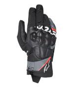 Guanti Alpinestars Corozal V3 Drystar®, guanti da moto adventure, nero con dettagli grigio scuro e rosso fluo, vista dall'alto con protezione delle nocche SP rivestita in pelle, struttura in tessuto e pelle e design a polsino corto, equipaggiamento impermeabile per guida adventure