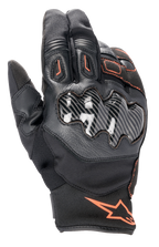 Guanti Alpinestars SMX-1 Drystar®, guanti da moto, neri con accenti rosso fluo, protezione nocche effetto carbonio, polsino corto, costruzione in pelle e tessuto, membrana impermeabile Drystar®
