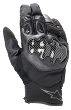 Guanti Alpinestars SMX-1 Drystar®, guanti da moto neri, caratterizzati da protezione per le nocche effetto carbonio, costruzione in pelle e tessuto, polsino corto con logo Alpinestars sul polso