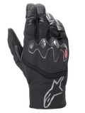 Guanti Alpinestars Hyde XT Drystar® XF, guanti da moto neri, protezione per le nocche viscoelastica ondulata con dettaglio rosso, polsino di media lunghezza con logo a stella argento, costruzione in tessuto impermeabile e pelle scamosciata sintetica, equipaggiamento adventure touring.