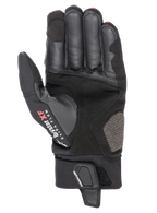 Guanti Alpinestars Hyde XT Drystar® XF, guanti da moto, nero e rosso brillante, vista del palmo con costruzione in camoscio sintetico rinforzato, marchio Drystar XF Extra Flow sul pollice, chiusura a flap regolabile sul polso