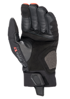 Alpinestars Hyde XT Drystar® XF Gloves, guanti da moto, nero e rosso Fire Red, vista del palmo con costruzione in scamosciato sintetico rinforzato, logo Drystar XF sulla zona del pollice e cinturino regolabile al polso