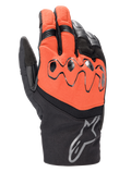 Guanti Alpinestars Hyde XT Drystar® XF, guanti da moto touring, rosso fuoco e nero, con nocche protettive viscoelastiche, logo Alpinestars sul polsino e costruzione impermeabile in tessuto e pelle