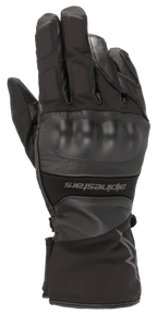 Alpinestars Range 2 In One GORE-TEX Glove With Goregrip Tech, guanto da moto nero, vista del dorso con protezione nocche sagomata, costruzione in pelle e tessuto, polsino lungo con logo Alpinestars, abbigliamento impermeabile per adventure touring