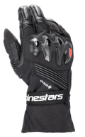 Guanti Alpinestars Boulder GORE-TEX, guanti da moto neri, con protezione rigida per le nocche e logo rosso, marchio GORE-TEX, inserti elasticizzati a fisarmonica e cinturino da polso con logo Alpinestars bianco, realizzati in tessuto resistente e pelle.