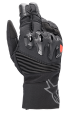 Alpinestars Bogota Drystar XF Gloves, guanti da mototurismo a lunghezza completa, neri con dettaglio logo rosso, protezione nocche sovra-iniettata, pannelli elastici a costine sul polso e polsino lungo con logo a stella grigio.