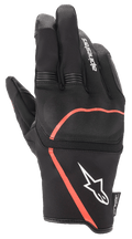 Guanti Alpinestars Syncro V2 Drystar®, guanti da moto urban, nero con accenti rosso fluo, protezione flessibile sulle nocche, logo Alpinestars bianco sul polsino, pannelli elasticizzati a fisarmonica sulle dita, design impermeabile e traspirante.