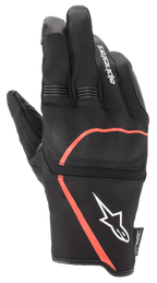 Guanti Alpinestars Syncro V2 Drystar®, guanti da moto urban, nero con accenti rosso fluo, protezione flessibile sulle nocche, logo Alpinestars bianco sul polsino, pannelli elasticizzati a fisarmonica sulle dita, design impermeabile e traspirante.