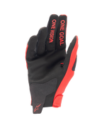 Guanti Alpinestars Youth Radar 2024, guanti da motocross, rosso Marte e nero, vista del palmo in camoscio sintetico, scritta 'ONE GOAL ONE VISION' sulle dita, attrezzatura leggera per gare fuoristrada