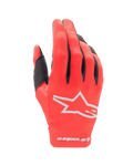 Alpinestars Guanti Youth 2024 Radar, guanti da motocross, rosso Mars e argento, vista del dorso con logo a stella bianco e scritta sul polsino, tessuto elasticizzato leggero con dettagli neri sulle dita, equipaggiamento resistente da gara off-road per ragazzi