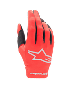Alpinestars Guanti Youth 2024 Radar, guanti da motocross, rosso Mars e argento, vista del dorso con logo a stella bianco e scritta sul polsino, tessuto elasticizzato leggero con dettagli neri sulle dita, equipaggiamento resistente da gara off-road per ragazzi