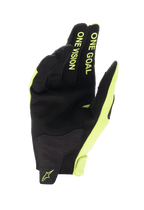 Guanti Alpinestars Youth Radar 2024, guanti da motocross, nero e giallo fluo, vista del palmo con costruzione in camoscio sintetico, scritta "ONE GOAL ONE VISION" sulle dita in giallo fluorescente, design resistente per corse off-road