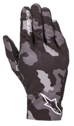 Alpinestars Youth Reef Gloves, guanti da moto urban, mimetico nero e grigio, vista del dorso con motivo mimetico grigio e logo Alpinestars bianco sul polso e sull'indice, struttura in tessuto elasticizzato leggero