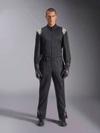 Alpinestars Kart Indoor V2 Suit, tuta da karting intera, nera, con loghi Astars bianchi sulle spalle e sulla parte inferiore delle gambe, cintura regolabile e colletto ergonomico, progettata per il karting ricreativo indoor