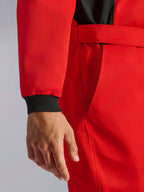 Alpinestars Kart Indoor V2 Suit, tuta da kart rossa, primo piano che mostra il polsino in maglia nero, la cintura regolabile in vita e il resistente materiale in twill a strato singolo