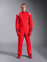 Alpinestars Kart Indoor V2 Suit, rossa, tuta intera da karting indossata con guanti rossi abbinati e scarpe da corsa, con loghi bianchi su spalle e gambe, dettagli neri e un design aerodinamico per il karting ricreativo.