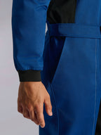 Alpinestars Kart Indoor V2 Suit, tuta da kart blu, dettaglio ravvicinato della cintura regolabile in vita e del polsino in maglia, resistente tessuto twill in policotone con dettagli neri e tasca funzionale
