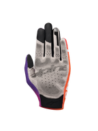 Alpinestars Sim Gloves Graphic 2, guanti da sim racing, arancione, viola neon e bianco, vista del palmo in tessuto grigio con puntini di grip neri stampati in 3D, punte delle dita compatibili con touchscreen e polsino corto per precisione nel racing virtuale