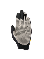 Alpinestars Sim Gloves Graphic 3, guanti da SIM racing, vista del palmo in tessuto Nanofront® grigio chiaro con motivo grip a puntini 3D neri, punte delle dita compatibili con touchscreen e struttura traforata traspirante per corse virtuali.