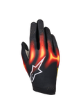 Alpinestars Sim Gloves Graphic 3, guanti da Sim Racing, neri con grafiche a fiamma rosso acceso e giallo caldo, logo a stella bianco, dita perforate per la ventilazione, costruzione leggera e flessibile per il racing virtuale