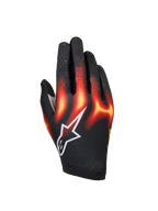 Alpinestars Sim Gloves Graphic 3, guanti da Sim Racing, neri con grafiche a fiamma rosso acceso e giallo caldo, logo a stella bianco, dita perforate per la ventilazione, costruzione leggera e flessibile per il racing virtuale