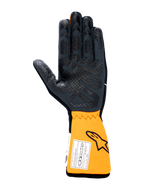 Guanti Alpinestars Tech-1 Race V4, guanti per auto da corsa, vista del palmo in nero e arancione fluo, con motivo grip in silicone su palmo e dita, polsino arancione esteso con etichetta di omologazione FIA e logo Astars.