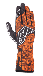 Guanti Alpinestars Tech-1 K Race V2 Vertical, guanti da karting, arancione fluo e nero, caratterizzati da un intricato motivo geometrico nero a labirinto, logo Alpinestars bianco su dorso e indice, marchio ASTARS sul polso laterale, design in mesh leggero e traspirante