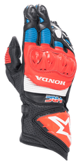 Guanti Alpinestars Honda GP Pro R3, guanti racing da moto, nero con accenti rosso acceso e blu, caratterizzati da una protezione rigida per le nocche DFS rossa, loghi HONDA e HRC bianchi, pelle traforata con pannelli a soffietto e logo a stella Alpinestars sul polsino
