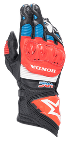 Guanti Alpinestars Honda GP Pro R3, guanti racing da moto, nero con accenti rosso acceso e blu, caratterizzati da una protezione rigida per le nocche DFS rossa, loghi HONDA e HRC bianchi, pelle traforata con pannelli a soffietto e logo a stella Alpinestars sul polsino