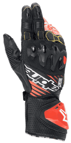 Guanti Alpinestars GP Tech V2, guanti da moto racing, nero, bianco e rosso fluo, con protezione nocche a doppia densità, pelle traforata con cuciture gialle e slider d'impatto DFS rosso, design racing professionale