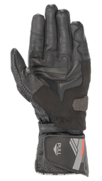Alpinestars SP-8 V3 Leather Glove, nero, vista del palmo con pannelli di rinforzo per il grip e pollice traforato, polsino regolabile con grafiche rosse e grigie e linguetta 'PULL', abbigliamento sportivo da moto