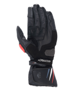 Guanti Alpinestars Honda SP-8 V3, guanti da moto, nero con accenti rossi e blu, vista del palmo che mostra la costruzione in pelle pieno fiore, cursore del palmo rinforzato, dettagli traforati e polsino esteso con logo Alpinestars.