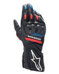 Guanti Alpinestars Honda SP-8 V3, guanti da moto racing, nero con accenti rosso brillante e blu, protezione rigida per le nocche a doppia densità, struttura in pelle traforata, marchio Honda sul polso e grande logo Alpinestars bianco sul polsino.