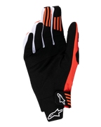 Guanti Alpinestars Techstar 2025, guanti da motocross, nero e arancione acceso, vista del palmo in pelle scamosciata sintetica, inserti in silicone arancione su indice e medio e chiusura sagomata con logo Alpinestars bianco