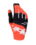 Guanti Alpinestars Techstar 2025, guanti da motocross, nero e arancione acceso, con branding Alpinestars bianco sul dorso, logo a stella bianco sul pannello delle nocche nero, abbigliamento tecnico per corse fuoristrada