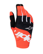 Guanti Alpinestars Techstar 2025, guanti da motocross, nero e arancione acceso, con branding Alpinestars bianco sul dorso, logo a stella bianco sul pannello delle nocche nero, abbigliamento tecnico per corse fuoristrada