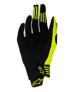 Alpinestars Techstar Gloves 2025, guanti da motocross, nero e giallo fluo, vista del palmo con pelle scamosciata sintetica rinforzata, strisce in silicone per il grip su primo e secondo dito, chiusura sicura del polso con loghi gialli.