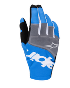 Alpinestars Guanti Techstar 2025, guanti da motocross, blu e grigio con accenti bianchi e neri, logo a stella bianco sulle nocche, vistoso marchio bianco sul dorso e struttura in tessuto a coste per corse off-road